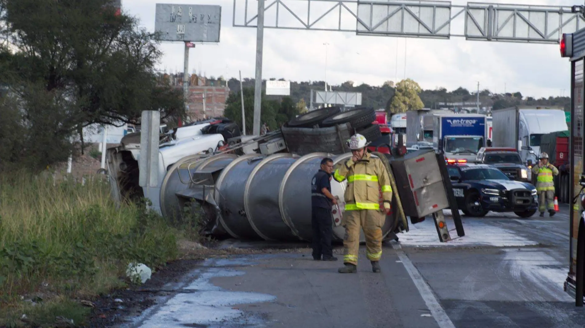 Fuerte movilización de elementos de llevo a cabo a raíz de este accidente. Foto César Ortiz.